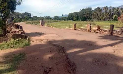 சேதமடைந்த தடுப்பு கம்பிகள்