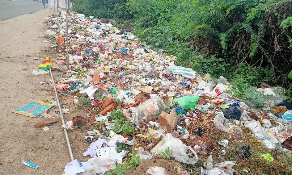 குவிந்து கிடக்கும் குப்பைகள்