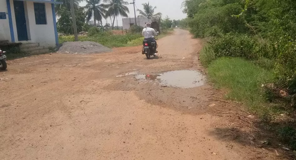 குண்டும், குழியுமான சாலை