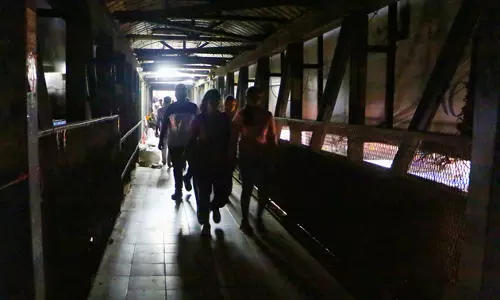 இருள் சூழ்ந்த நடைமேம்பாலம் இருள் சூழ்ந்த நடைமேம்பாலம்