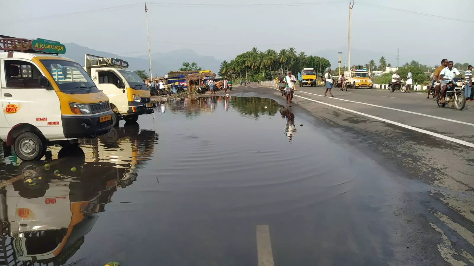 சாலையில் தேங்கும் கழிவுநீர் சாலையில் தேங்கும் கழிவுநீர்