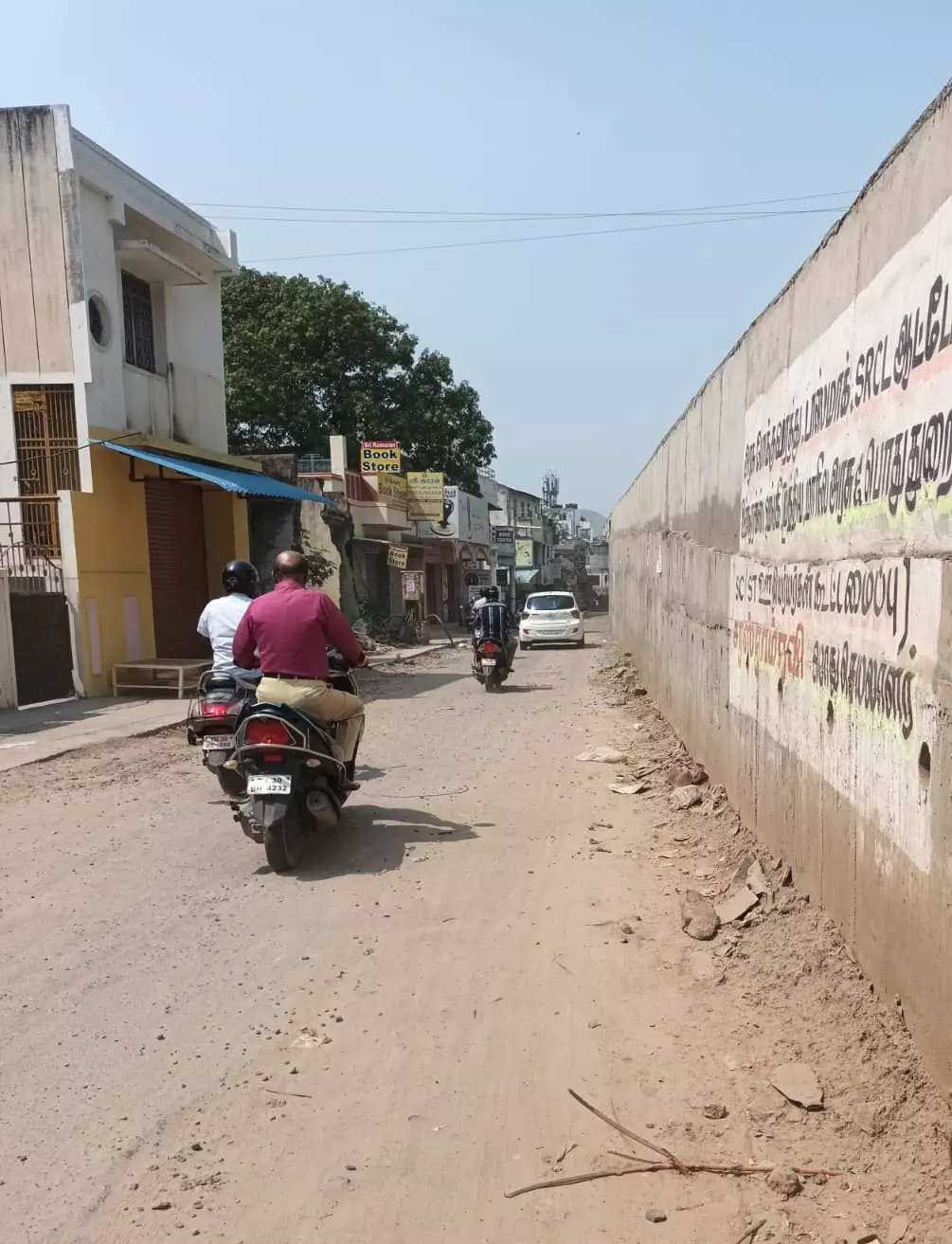 புழுதி பறக்கும் சாலை புழுதி பறக்கும் சாலை