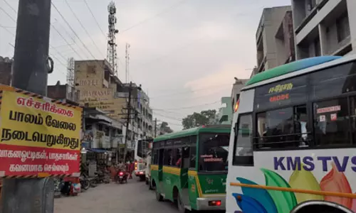 நீண்ட வரிசையில் வாகனங்கள் நீண்ட வரிசையில் வாகனங்கள்