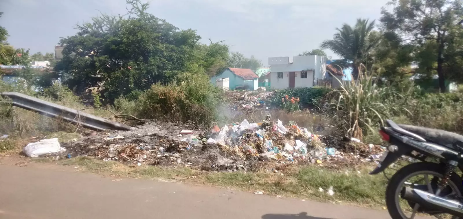 சாலையோரத்தில் கொட்டப்படும் குப்பைகள் சாலையோரத்தில் கொட்டப்படும் குப்பைகள்