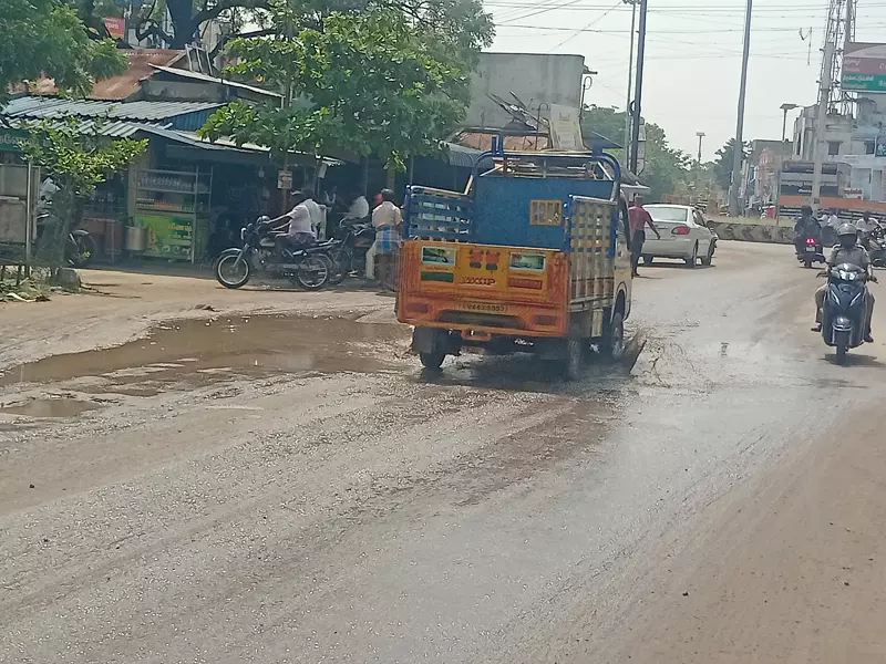தேங்கி நிற்கும் மழைநீர்