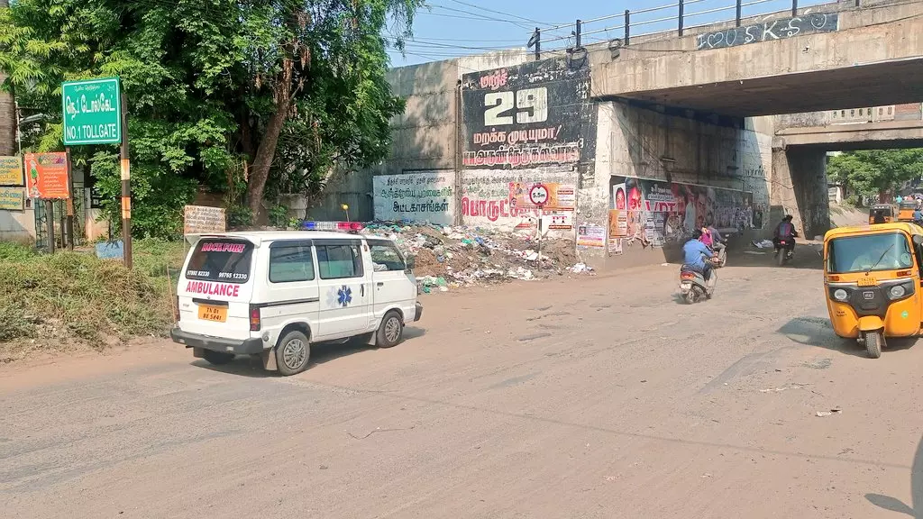 குண்டும், குழியுமான சாலை