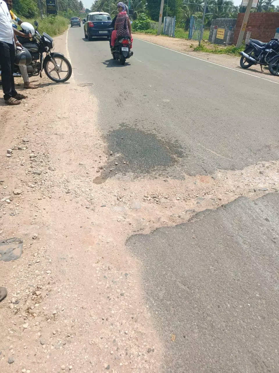 சாலையில் குழி சாலையில் குழி