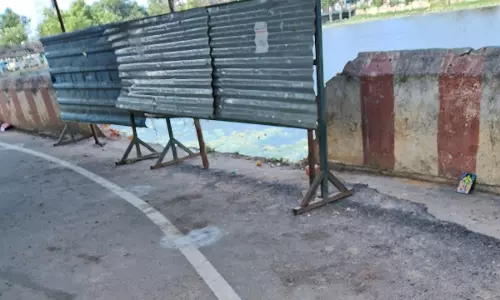 குளத்தின் சுற்றுச்சுவர் சேதம் குளத்தின் சுற்றுச்சுவர் சேதம்