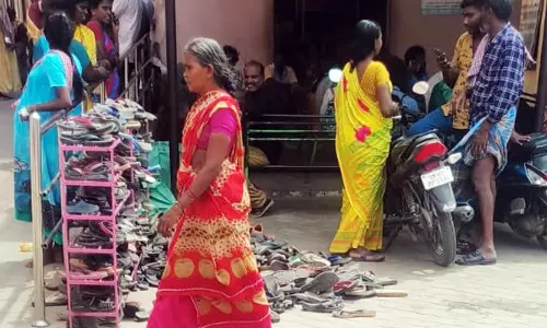 அரசு ஆஸ்பத்திரியில் காலணி ஸ்டாண்டு தேவை அரசு ஆஸ்பத்திரியில் காலணி ஸ்டாண்டு தேவை