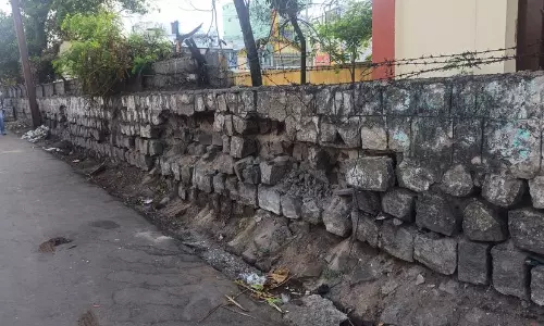 ஆபத்தான நிலையில் பள்ளியின் சுற்றுச்சுவர் ஆபத்தான நிலையில் பள்ளியின் சுற்றுச்சுவர்