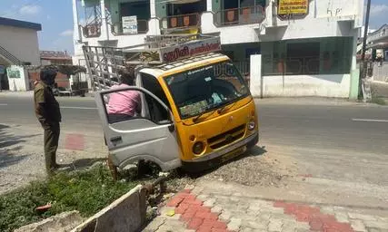 சாலையோர குழியால் ஏற்படும் விபத்துகள் சாலையோர குழியால் ஏற்படும் விபத்துகள்