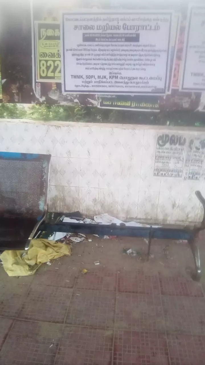 இருக்கைகள் இன்றி காணப்படும் பயணிகள் நிழற்குடை