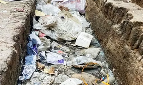 கால்வாயில் பிளாஸ்டிக் கழிவுகள் கால்வாயில் பிளாஸ்டிக் கழிவுகள்