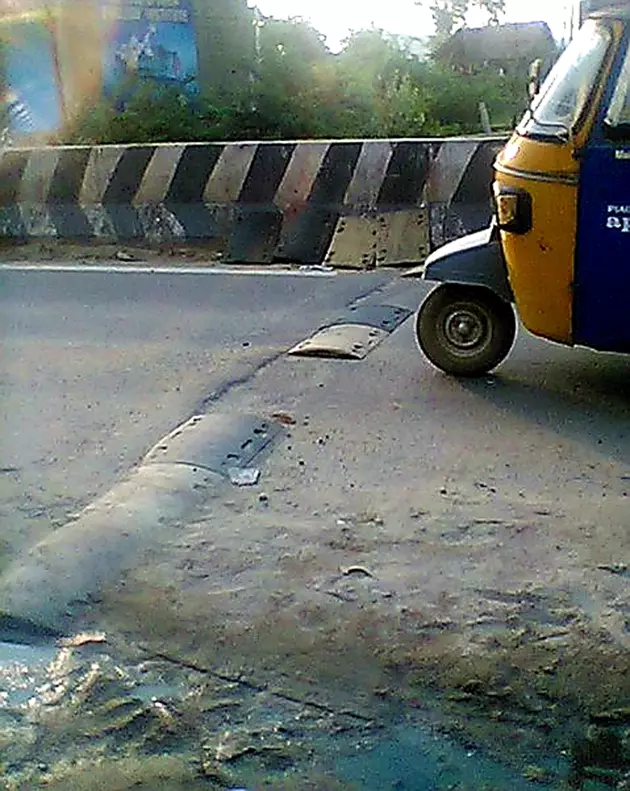 பெயர்ந்த ரப்பர்கார்க் வேகத்தடை பெயர்ந்த ரப்பர்கார்க் வேகத்தடை