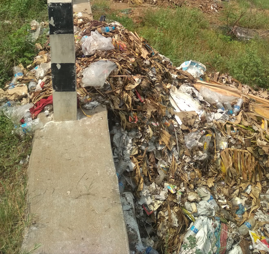 கழிவுகளால் மாணவர்கள் அவதி