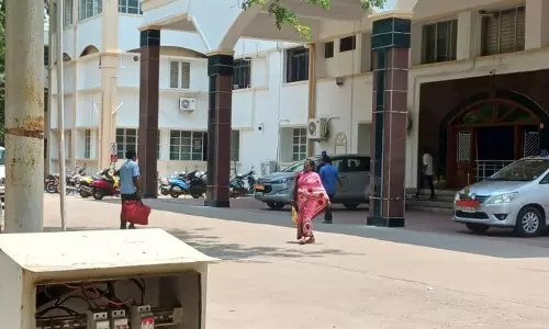 திறந்திருக்கும் மின்சாரப்பெட்டி