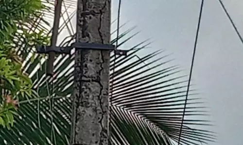 ஆபத்தான மின்கம்பம்