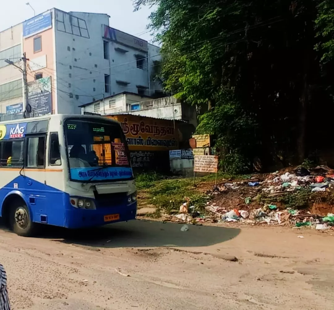 குண்டும், குழியுமான சாலை