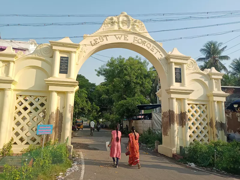 சிதிலமடைந்த நுழைவுவாயில்