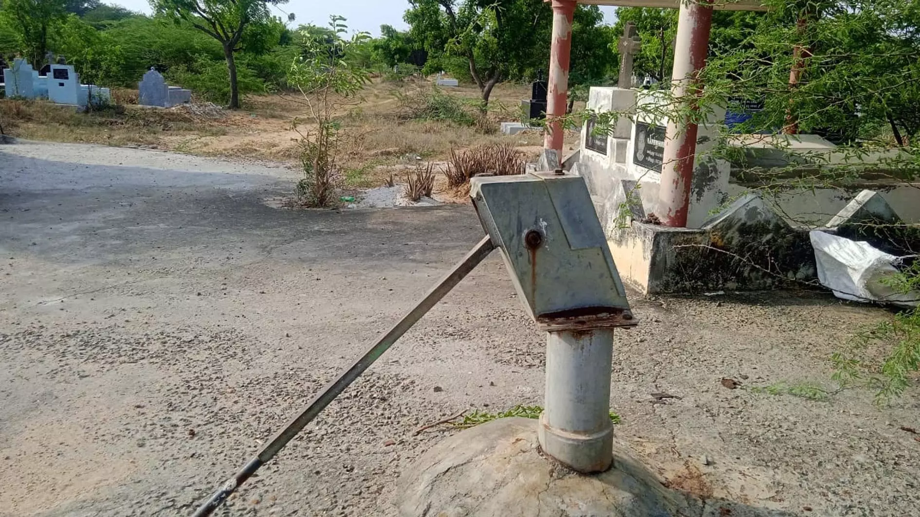 மயானத்தில் தண்ணீர் வசதி வேண்டும் மயானத்தில் தண்ணீர் வசதி வேண்டும்