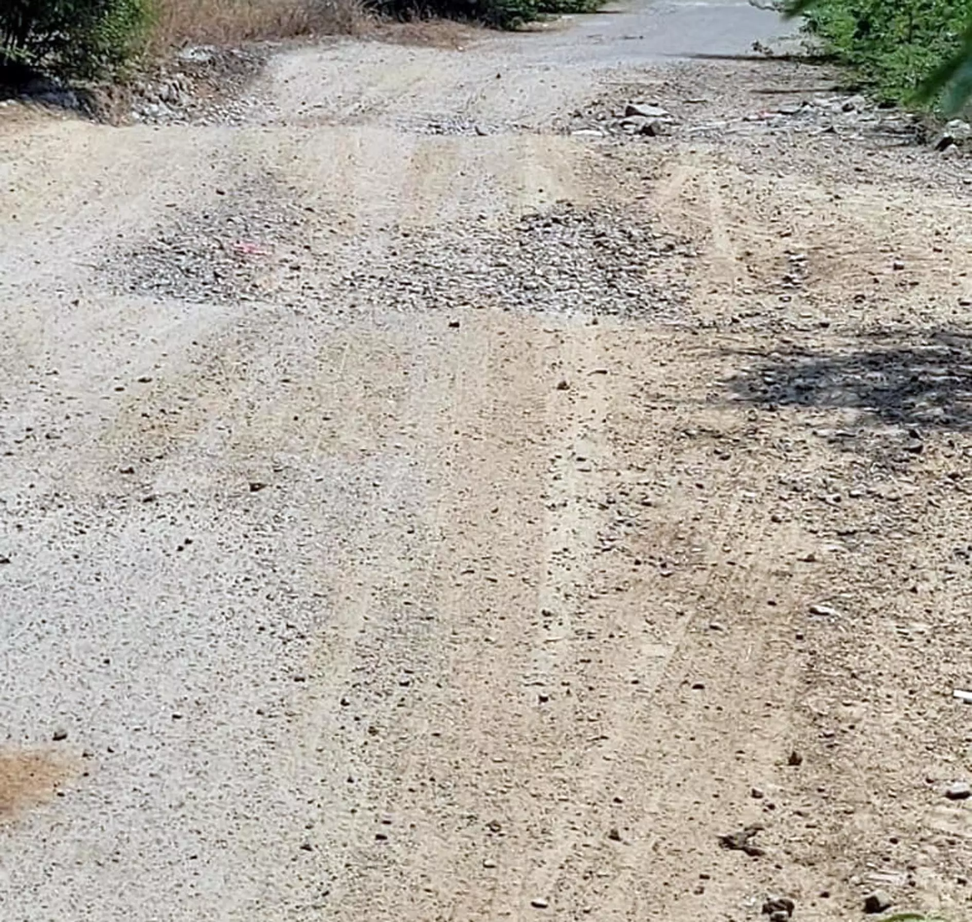 குண்டும் குழியுமான சாலை