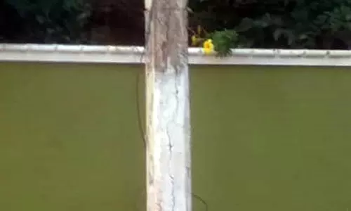 பழுதடைந்த மின்கம்பம்