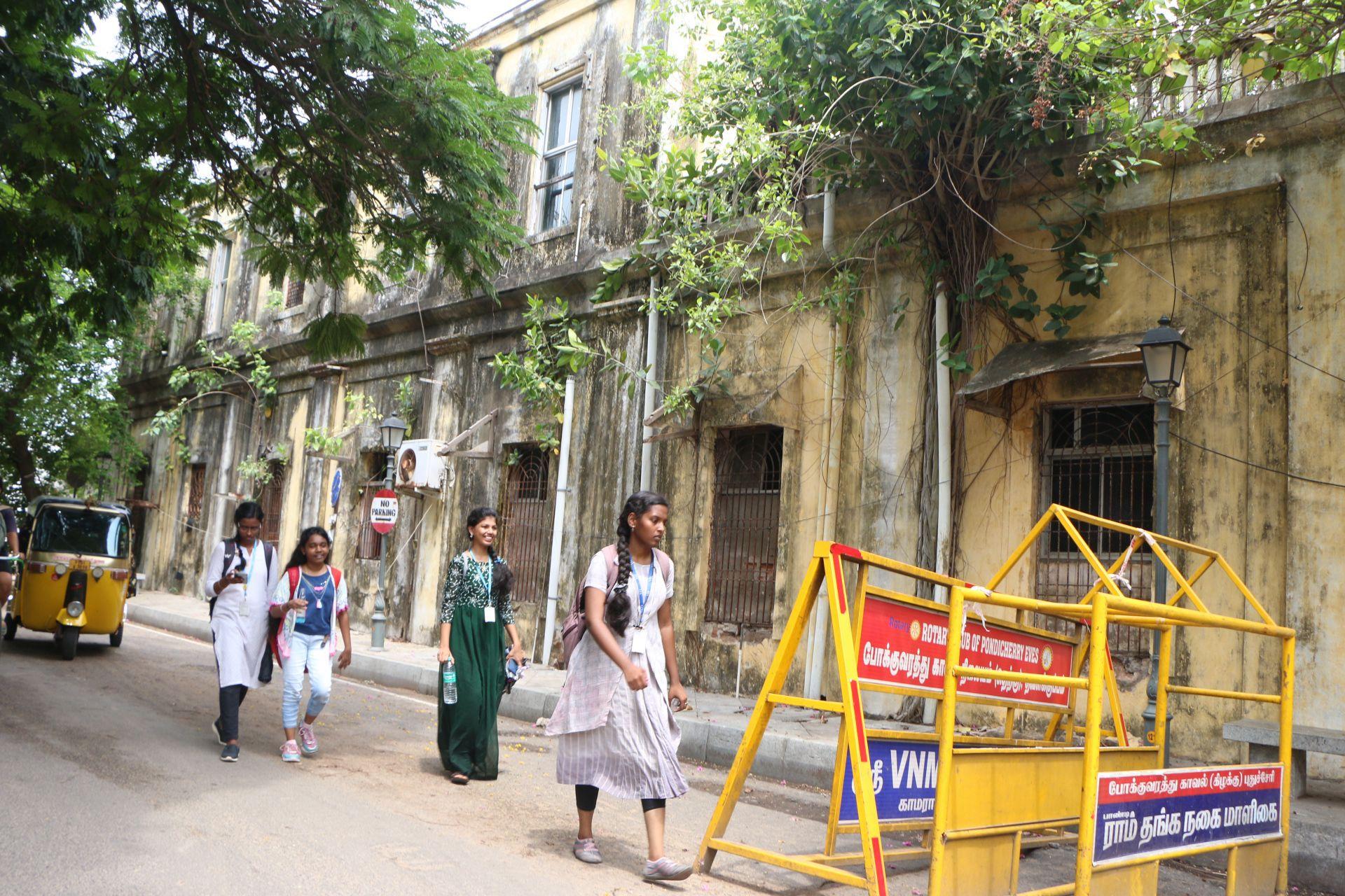 ஆபத்தான கட்டிடம் ஆபத்தான கட்டிடம்