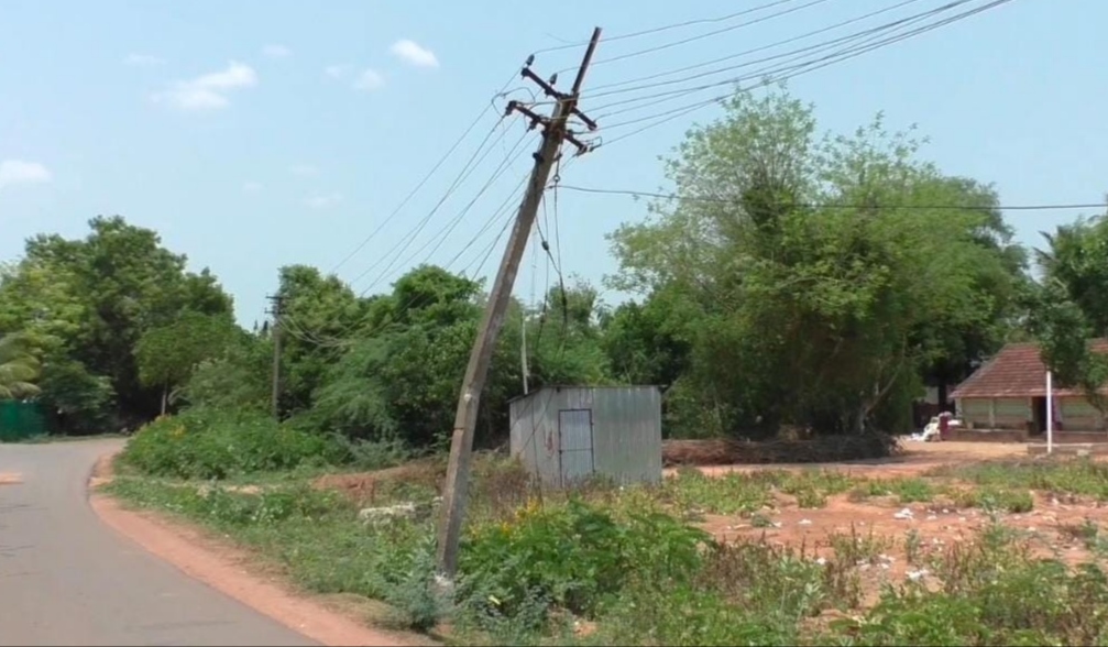 ஆபத்தான மின்கம்பம்