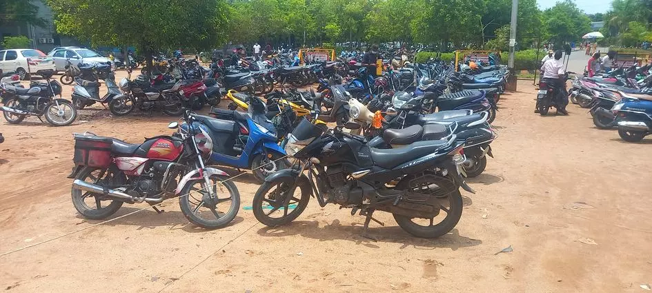 வெயிலில் காயும் வாகனங்கள் வெயிலில் காயும் வாகனங்கள்