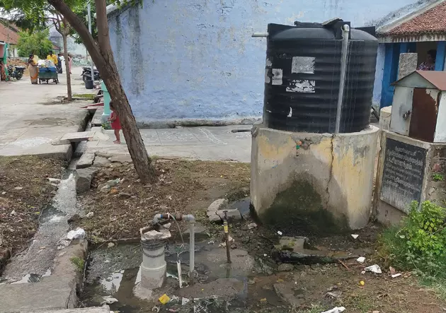 கால்வாய் ஓரம் ஆழ்துளை கிணறு கால்வாய் ஓரம் ஆழ்துளை கிணறு