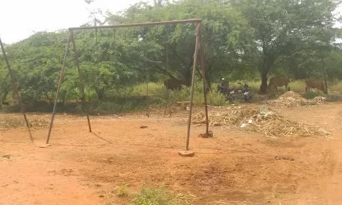 பராமரிப்பின்றி விளையாட்டு மைதானம்