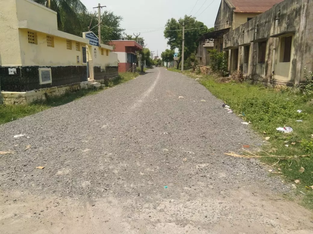 தரமற்ற முறையில் போடப்பட்ட சாலை