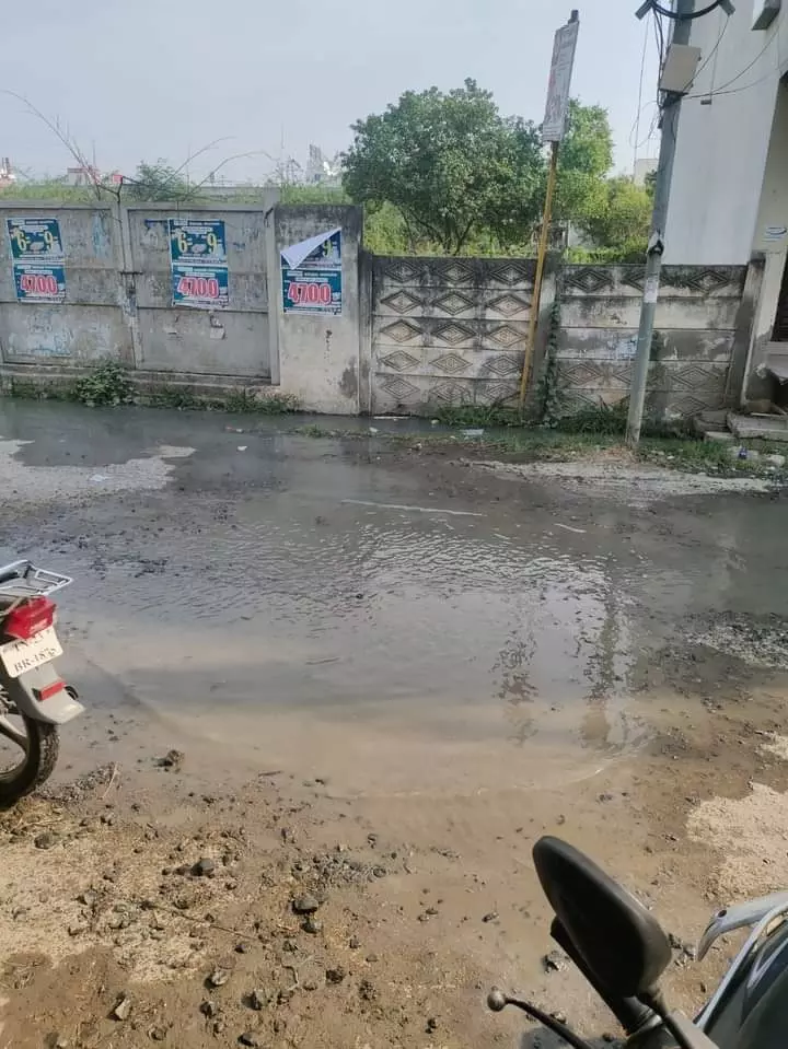 குளம்போல் தேங்கி நிற்கும் கழிவுநீர்