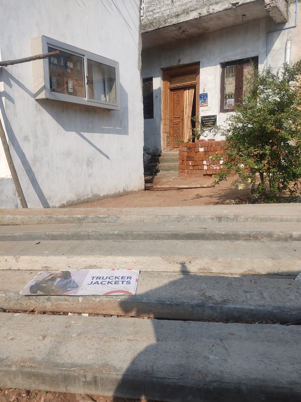 மின்கம்பங்களை அகற்ற வேண்டும்