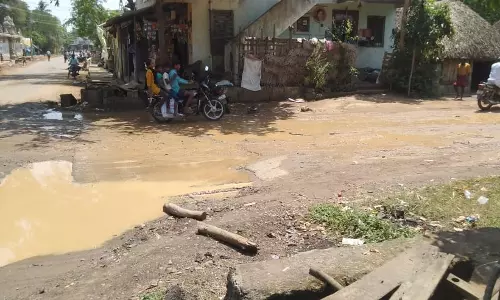 சேறும், சகதியுமான சாலை