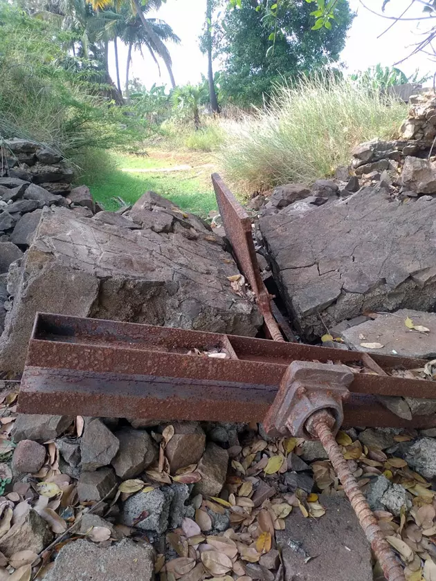 பழுதடைந்த குளத்தின் சட்டர் பழுதடைந்த குளத்தின் சட்டர்