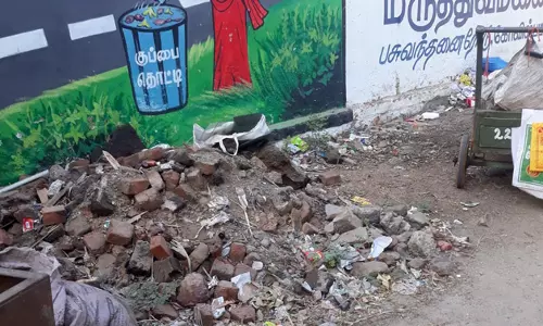 சாலையோரத்தில் கொட்டப்படும் கழிவுகள்