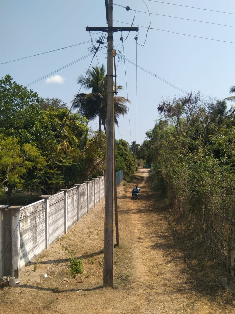 வழிப்பாதை நடுவே மின்கம்பம்