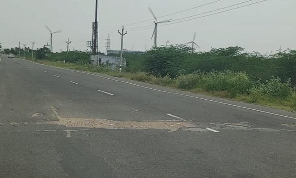 சாலையின் நடுவில் குழி சாலையின் நடுவில் குழி