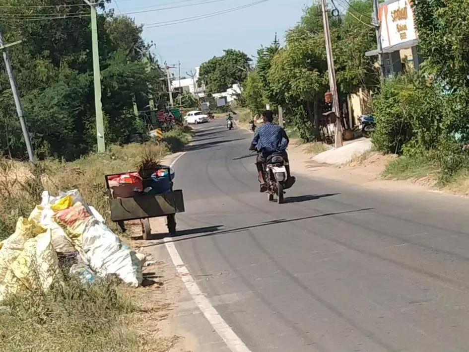 சாலையோரத்தில் கொட்டப்படும் குப்பைகள்