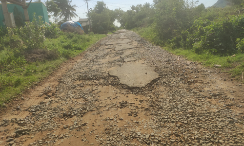 குண்டும் குழியுமான சாலை