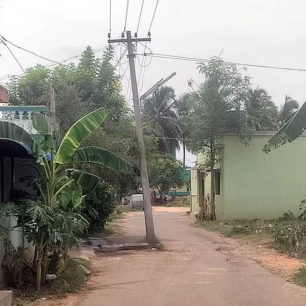 நடுரோட்டில் இடையூறாக இருக்கும் மின்கம்பம்
