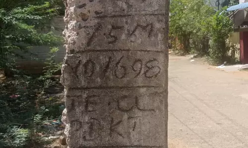 ஆபத்தான மின்கம்பம்