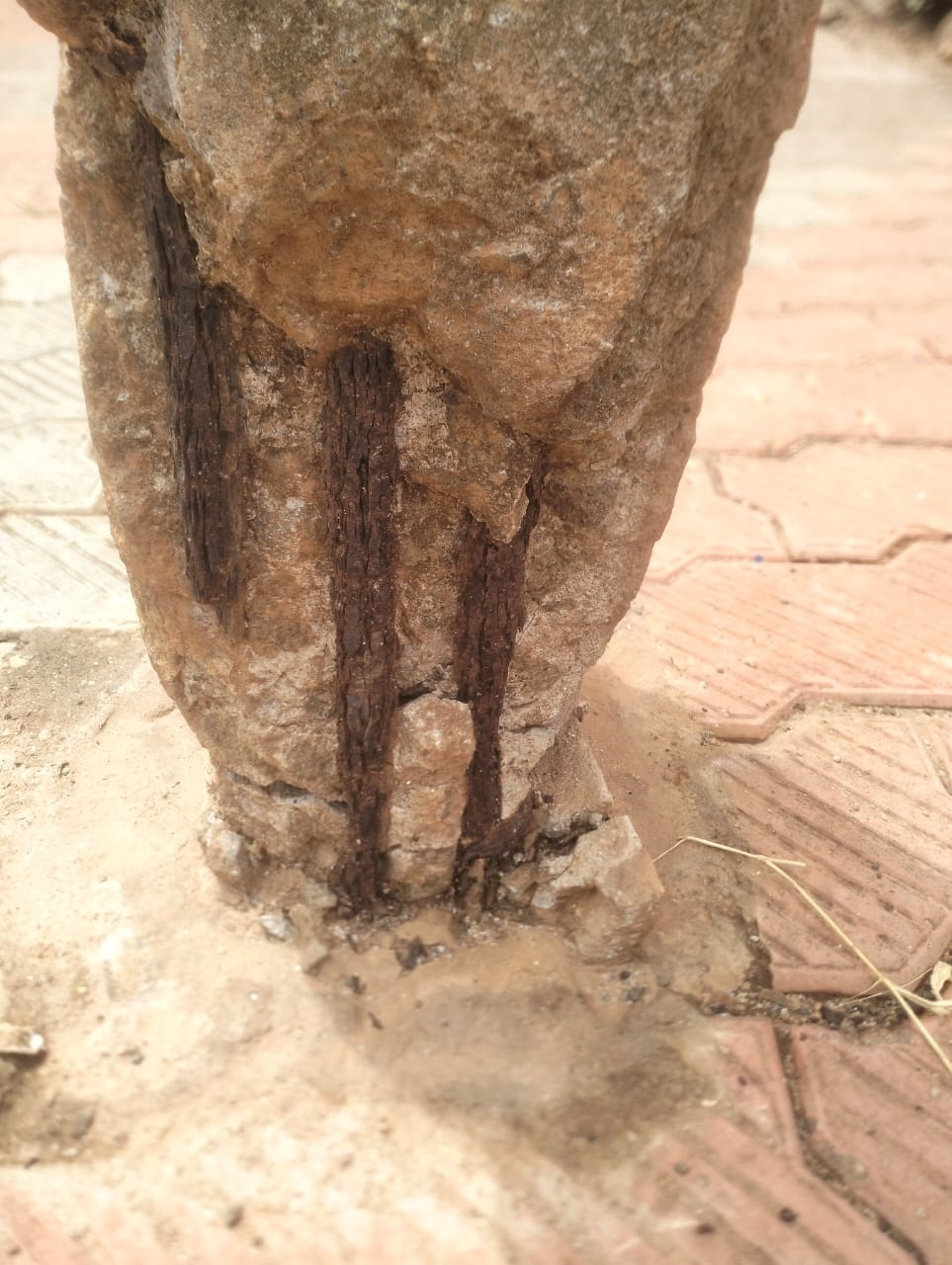 சேதமடைந்த மின்கம்பம்