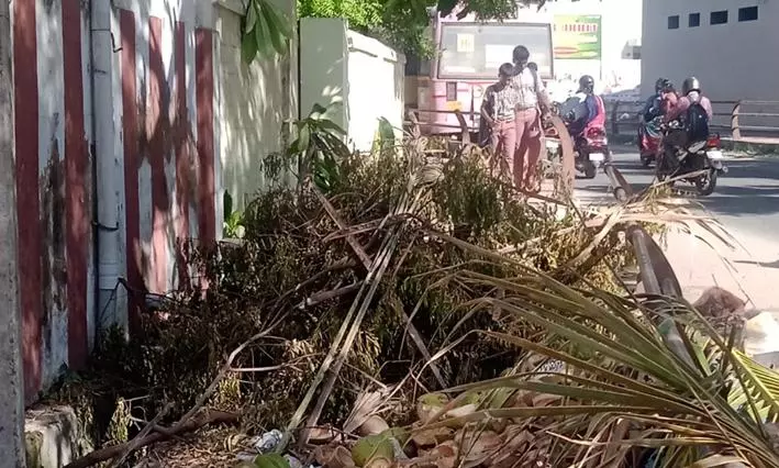 நடைபாதையில் குப்பைகள்