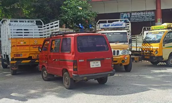 பஸ் நிலையத்திற்குள் சரக்கு வாகனங்கள் பஸ் நிலையத்திற்குள் சரக்கு வாகனங்கள்