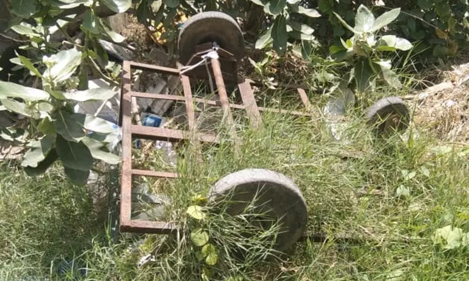 குப்பையில் கிடக்கும் வாகனம்