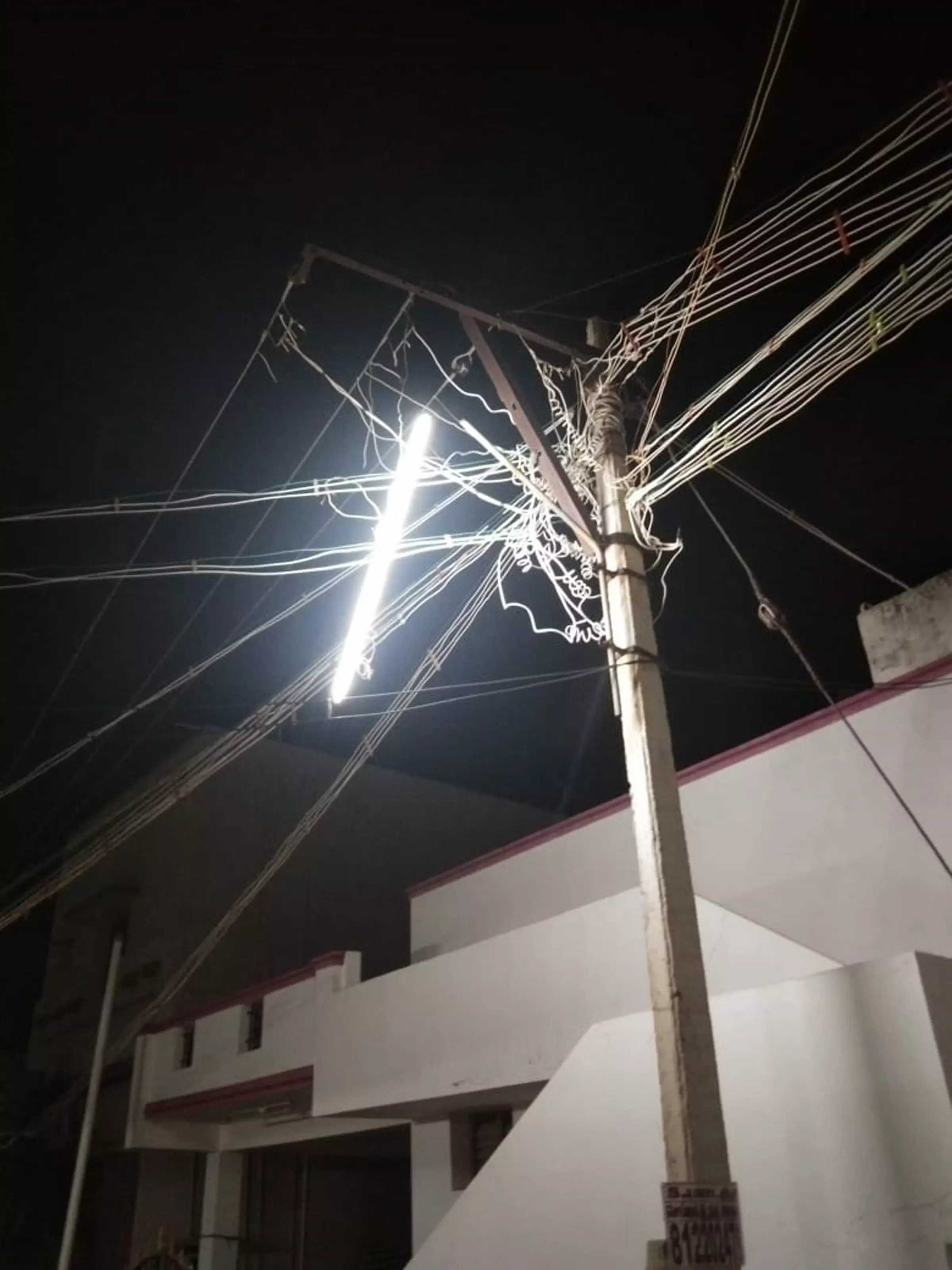 அந்தரத்தில் தொங்கும் தெருவிளக்கு