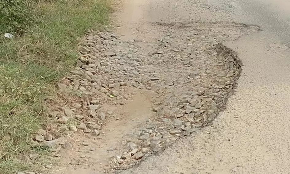 குண்டும், குழியுமான சாலை