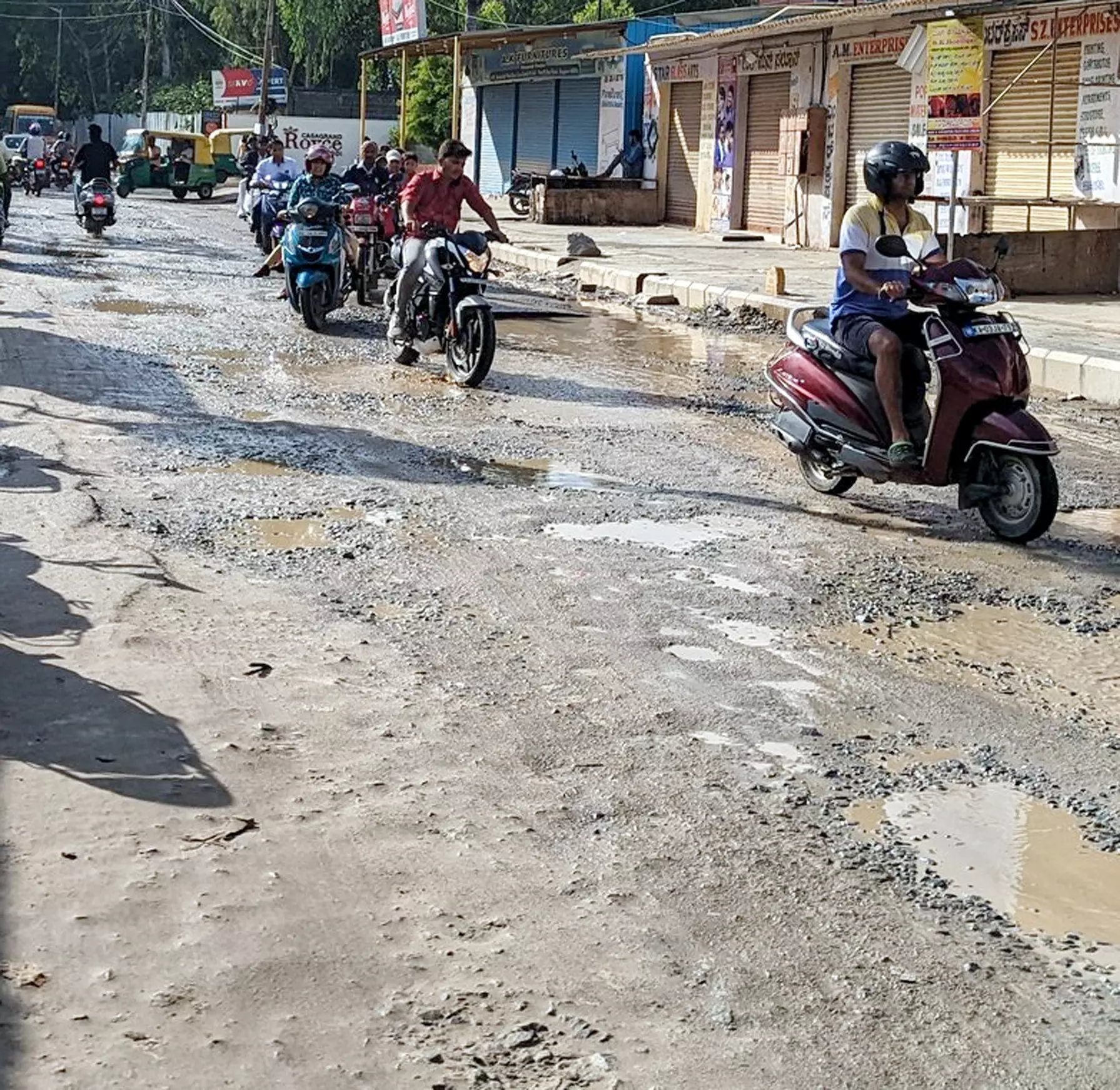 சாலை பள்ளங்களில் தேங்கிய மழைநீர்